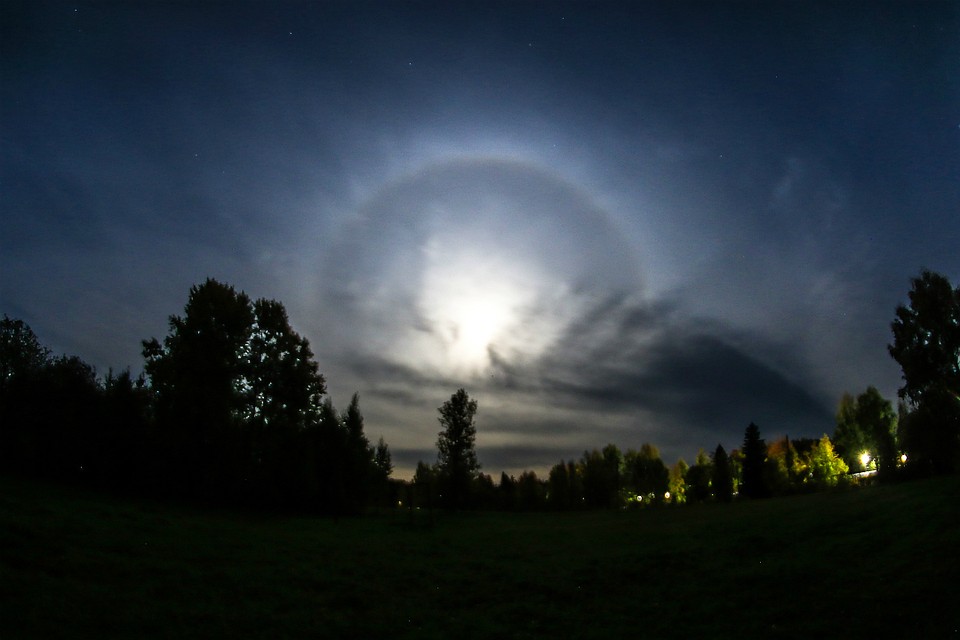 Фотограф заметил в небе над Котельничем необычное явление. Фото: vk.com/k.lozhenitsyn