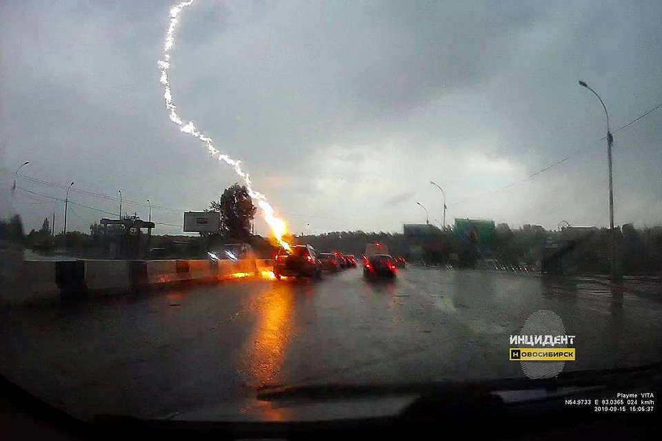 Молния попала в кроссовер, ехавший по Бердскому шоссе. Фото: "Инцидент.Новосибирск".