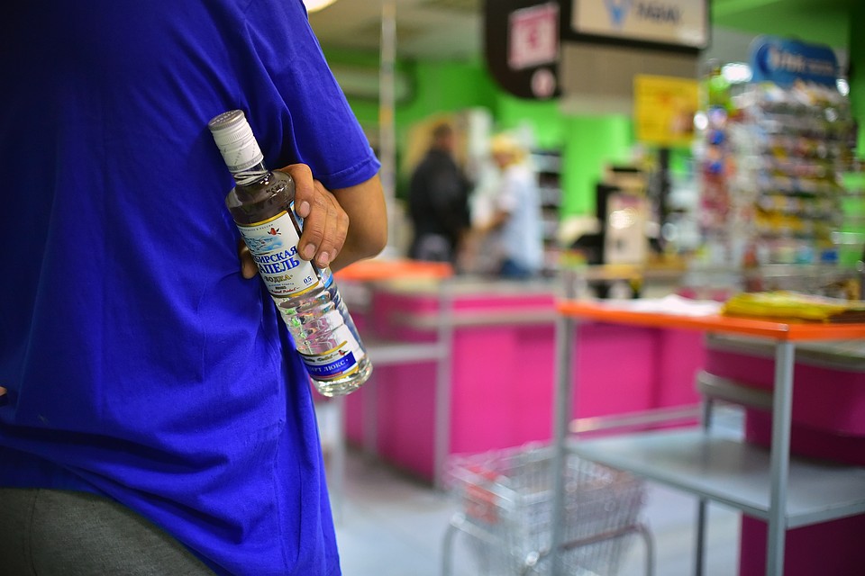 В Петербурге парень убил краденной бутылкой водки сотрудника магазина
