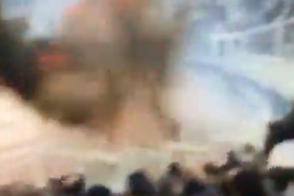 Молния попала в футбольное поле во время игры. ФОТО: кадр с видео