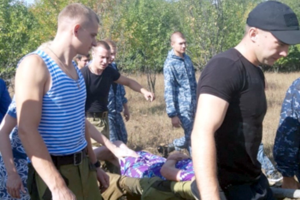 Носилки соорудили из верхней одежды и веток. Фото: ГУ МВД России по РО.
