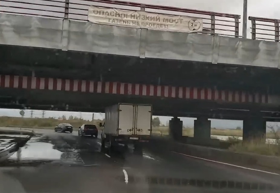 "Газель" проехала под "Мостом глупости" в Петербурге и сняла с него "проклятье"