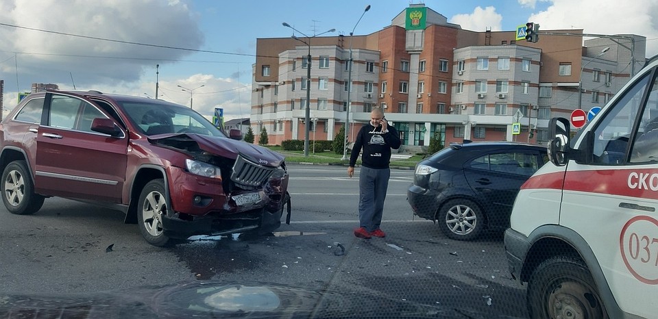 Два автомобиля столкнулись на перекрестке на Октябрьском проспекте Фото: vk.com/"Подслушано у водителей.Тверь"