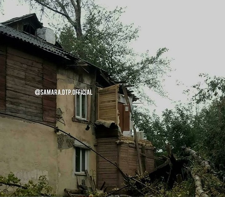 Рухнувшее дерево серьезно повредило здание