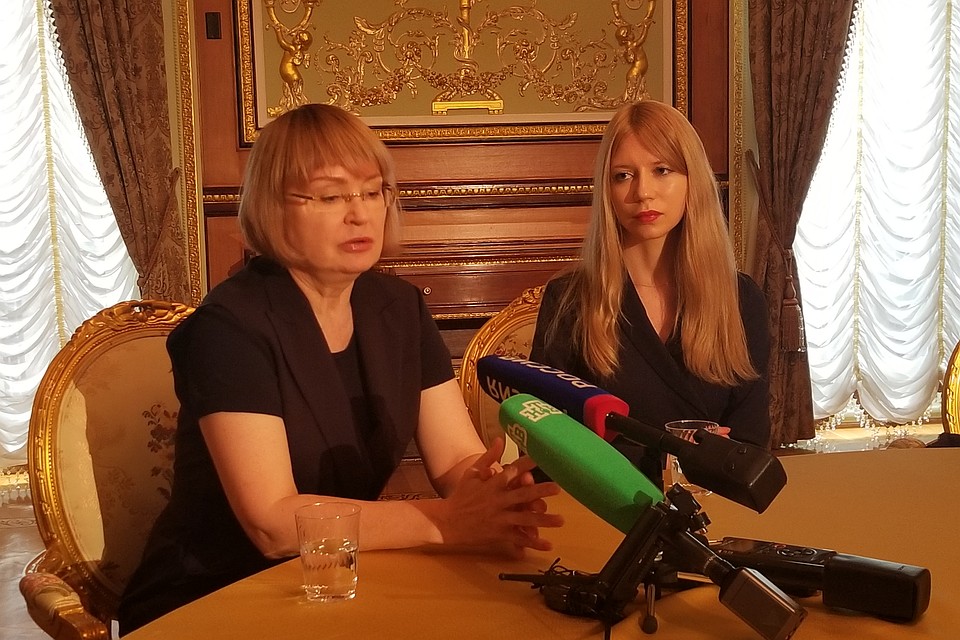 Алла и Елизавета Бут в Генконсульстве РФ в Нью-Йорке
