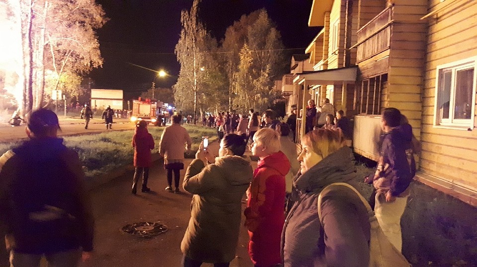 Фото Альбины Сберегаевой: люди собрались посмотреть на ЧП