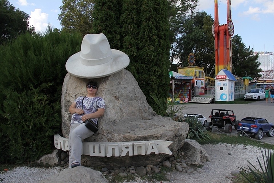 Вот такой странный памятник я обнаружила в Анапе.