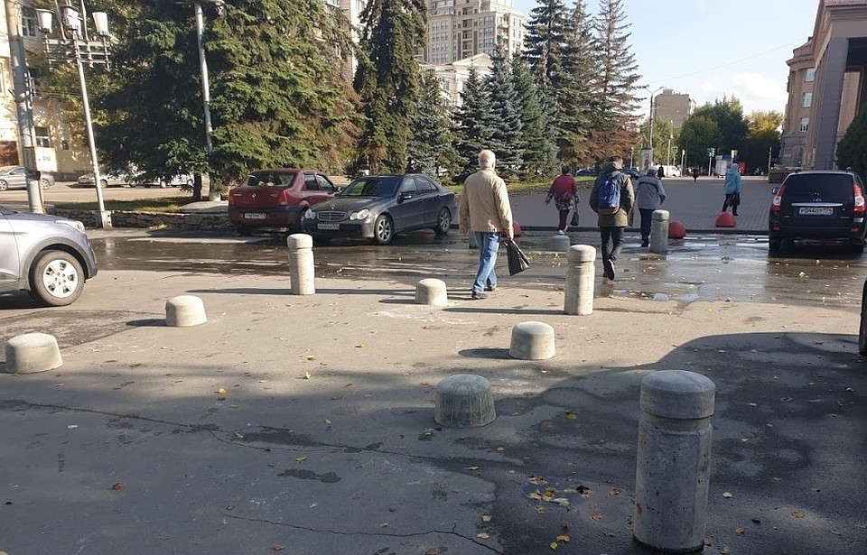 Сейчас челябинцы ходят свободно, а не лавируют между плотно припаркованными машинами. Фото: архив героя публикации.
