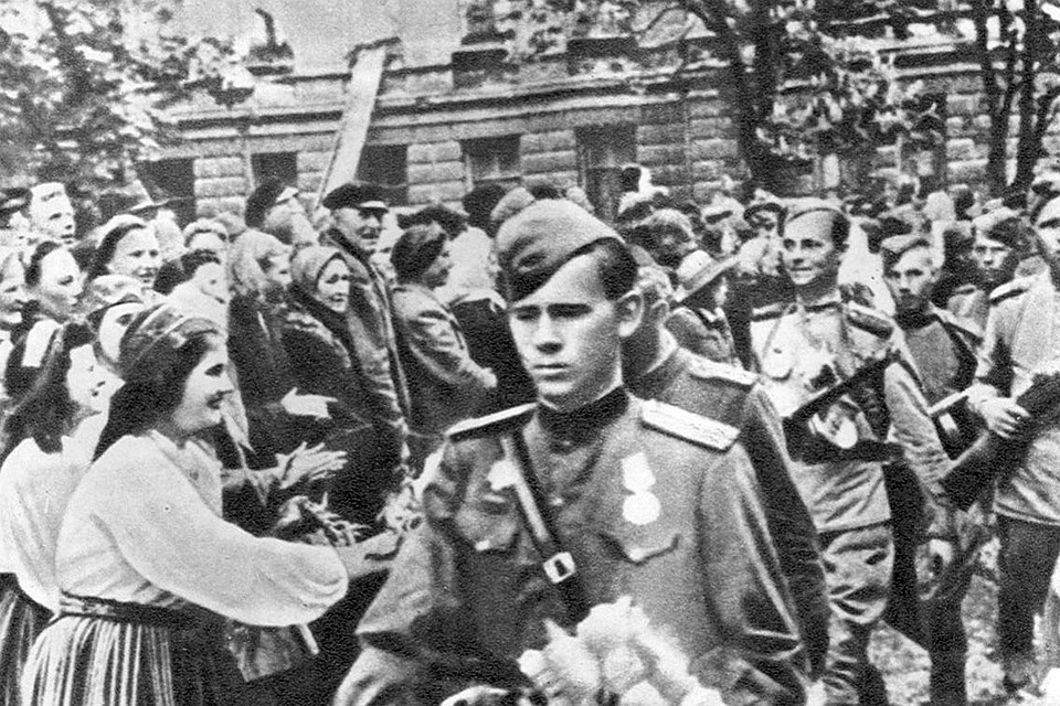 Население освобожденных населенных пунктов и хуторов радушно встречает части Красной армии, бойцов и офицеров