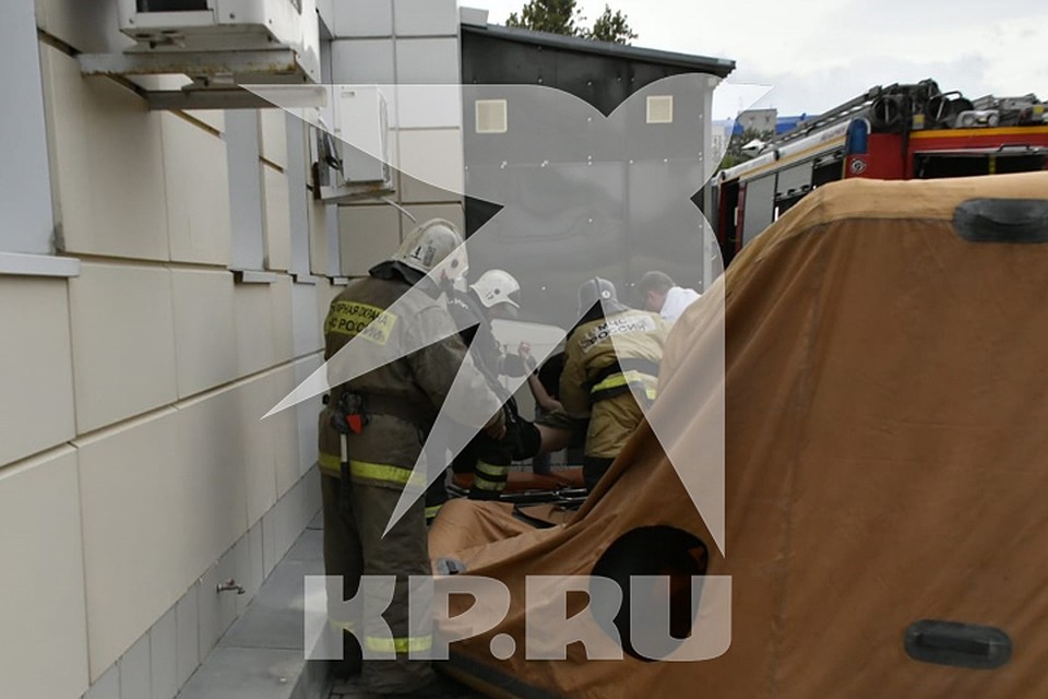 Мужчина прыгнул со второго этажа и сломал позвоночник. Фото: Александр Лебедев