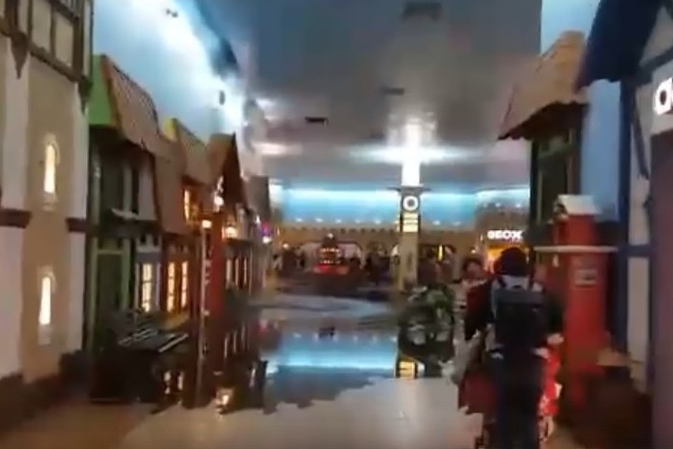 Из-за прорванной трубы в торговом центре "Гранд Каньон" в Санкт-Петербурге пришлось объявлять эвакуацию. Фото: ДТП и ЧП | Санкт-Петербург | Питер Онлайн | СПб