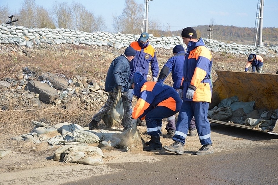 В Комсомольске-на-Амуре спасатели завершили очистку Хуминского шоссе от мусора, нанесенного паводком