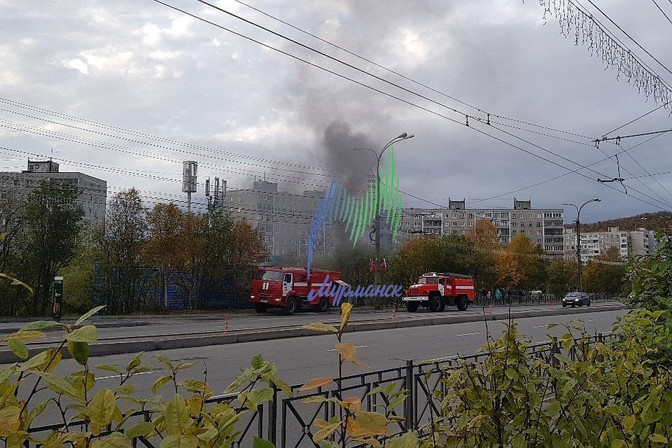 Пожарные незамедлительно приехали к вспыхнувшему теплопункту. Фото: Мурманск. Официальная группа