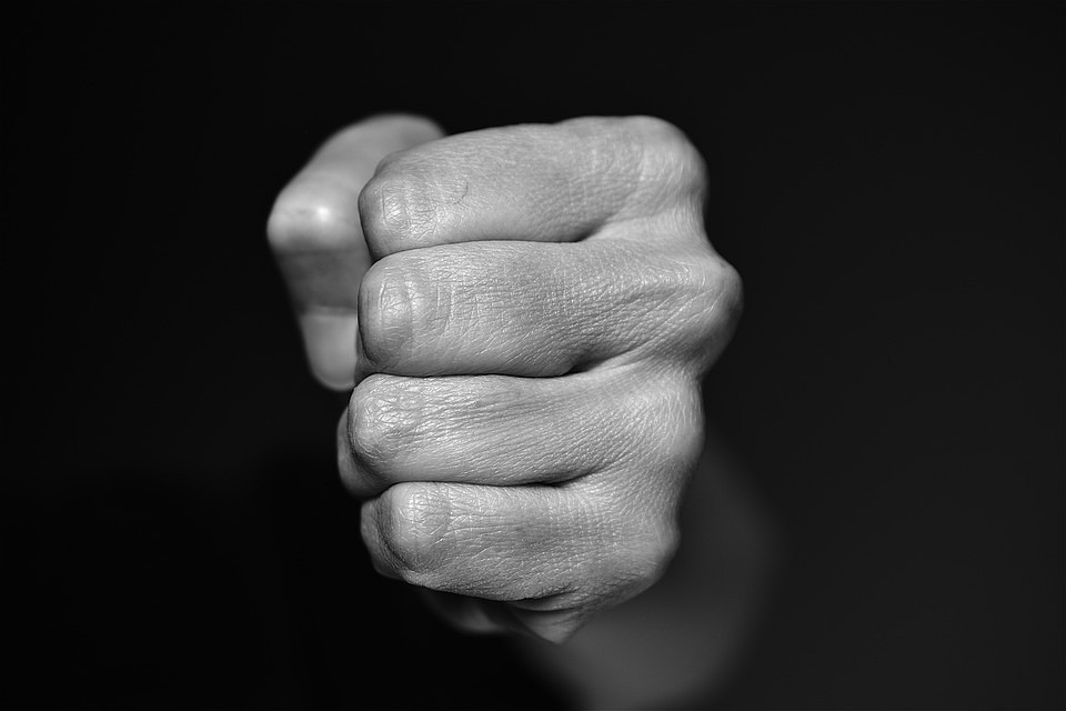 Тюменец поднял руку на бывшего товарища. Фото - pixabay.com.