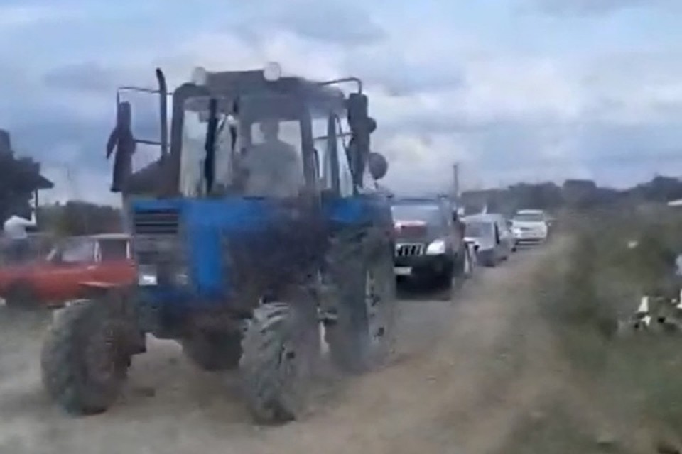 Дагестанцы приехали на ростовскую свадьбу на тракторах. Фото: стоп-кадр