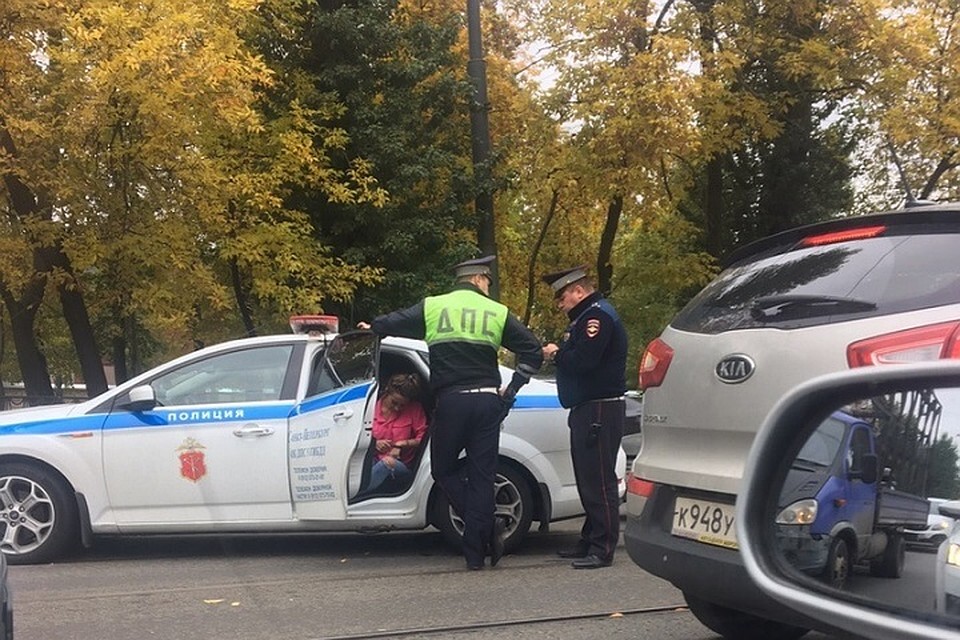 Полицейский наряд и женщина в наручниках создали пробку в Петербурге