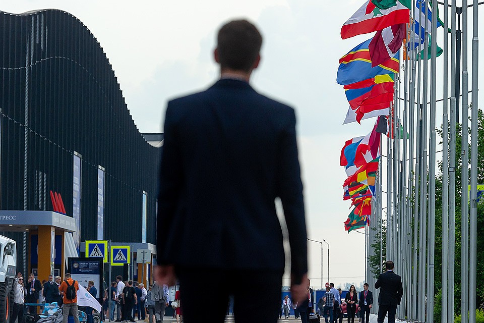 Минфин предлагает сократить вдвое срок нахождения в России для получения статуса налогового резидента.