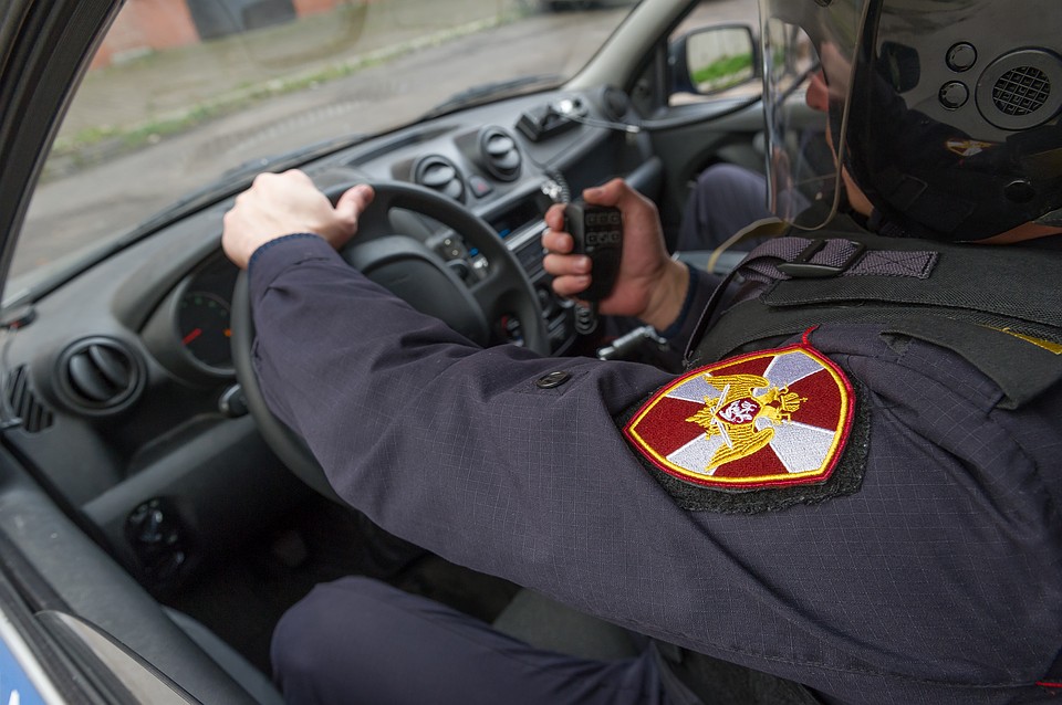 Пьяный мужчина разломал автомобиль во дворе на севере Петербурга