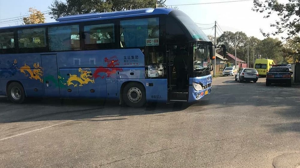 Китайский автобус не пропустил пожилой водитель