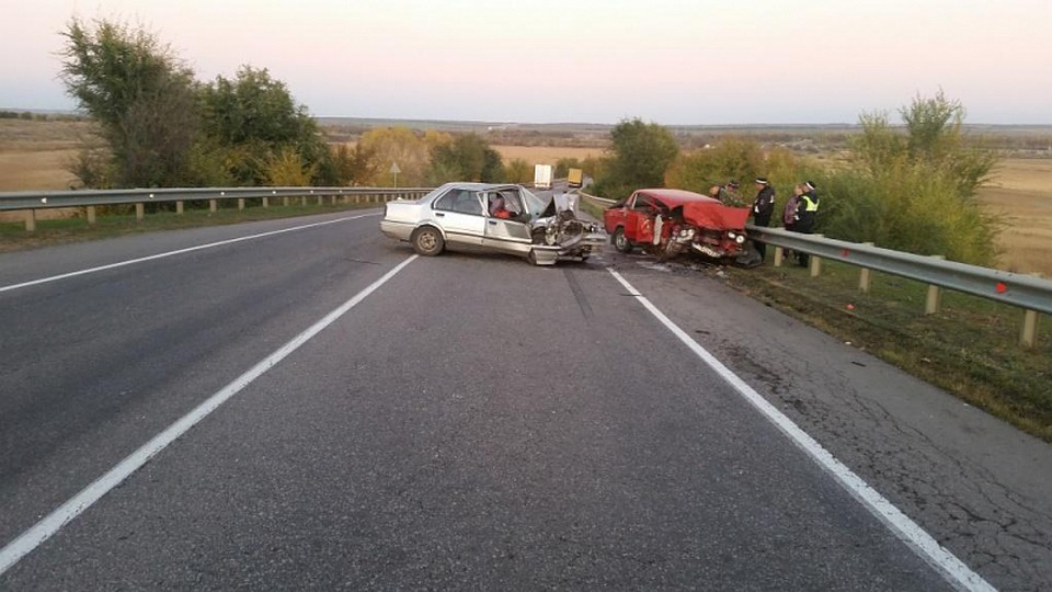 У обоих автомобилей капоты смяты в лепешку.
