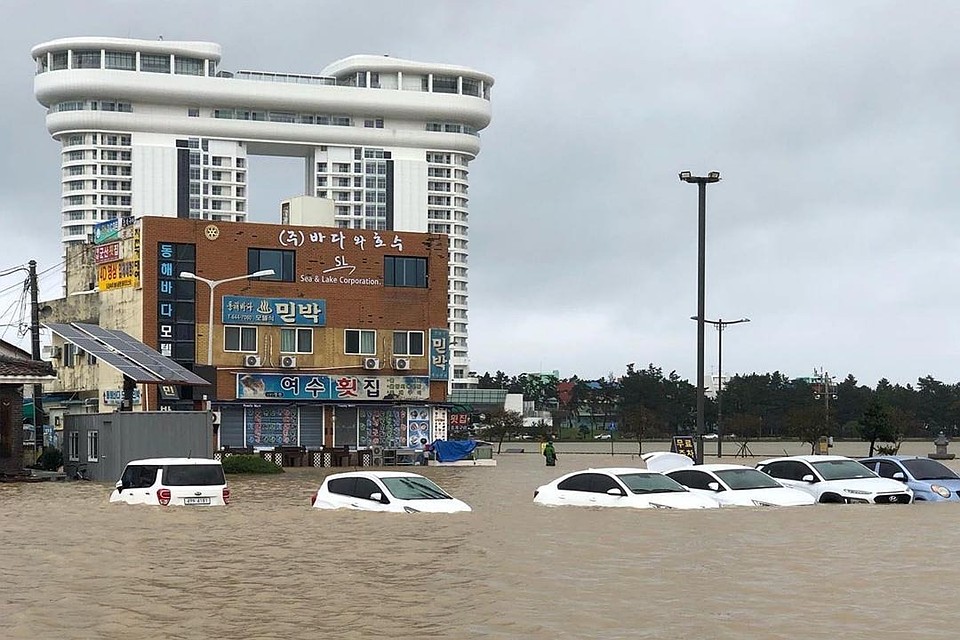 Дороги затоплены, движение транспорта затруднено