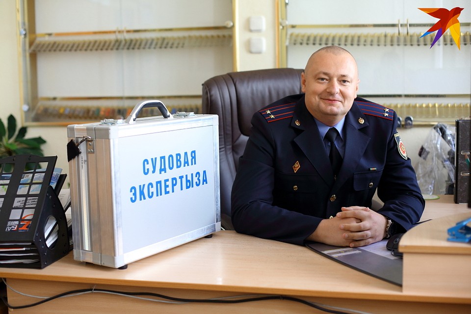 Чемодан эксперта весит 12 килограммов.