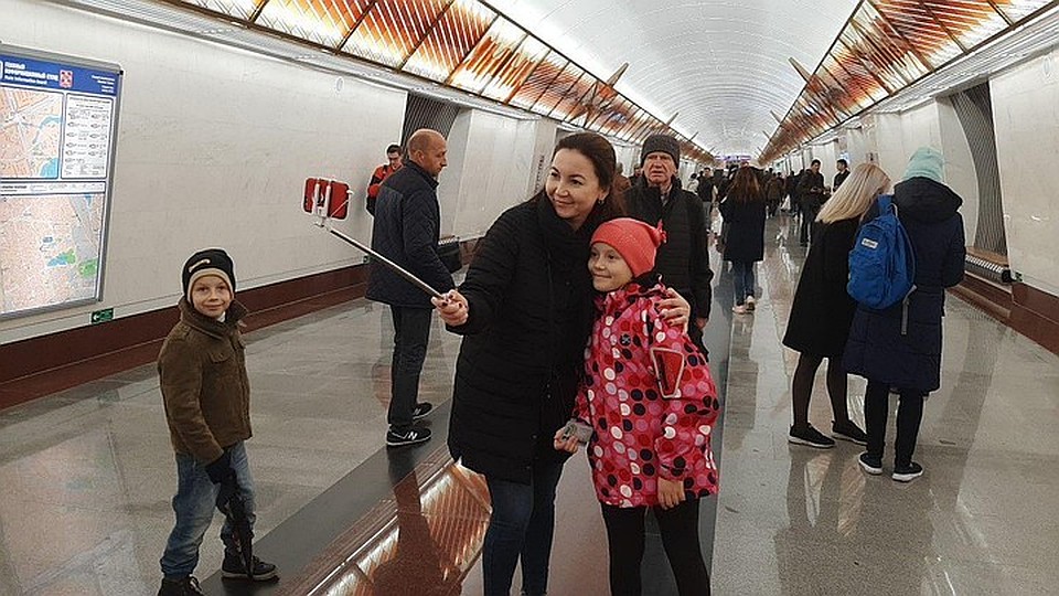 Многие петербуржцы приезжали на новые станции только для того, чтобы сфотографироваться на память