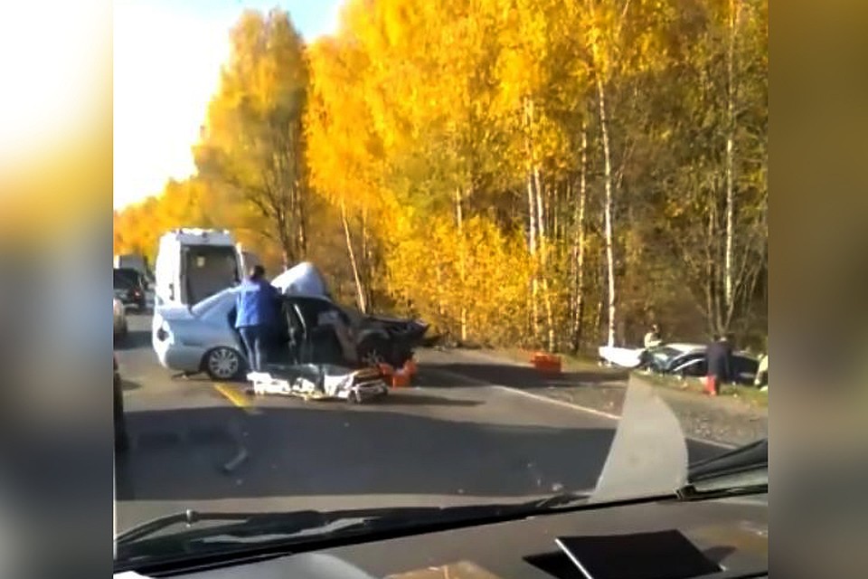 Одну из машин выбросило с проезжей части.