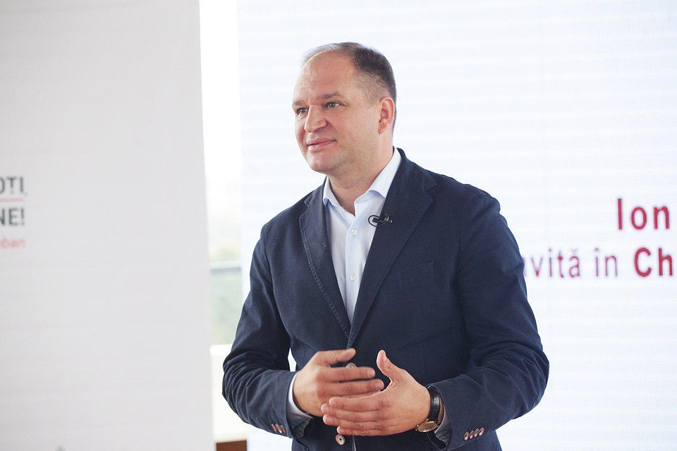 Ион Чебан показал очень простое решение проблемы затопления у моста на Измаильской в Кишиневе.