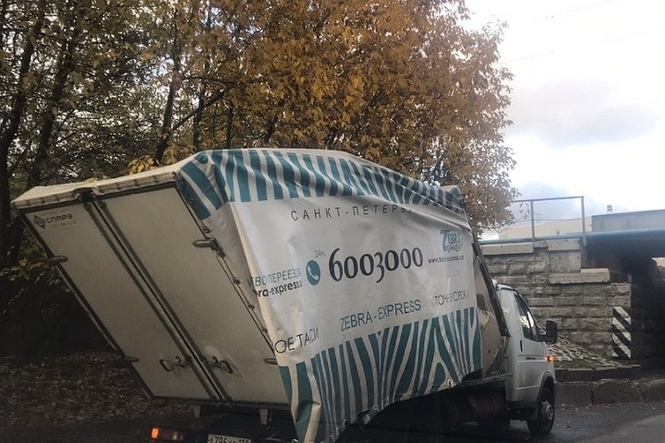 Под Сортировочным мостом "Газель" снесла себе кузов. Фото: vk.com/spb_today