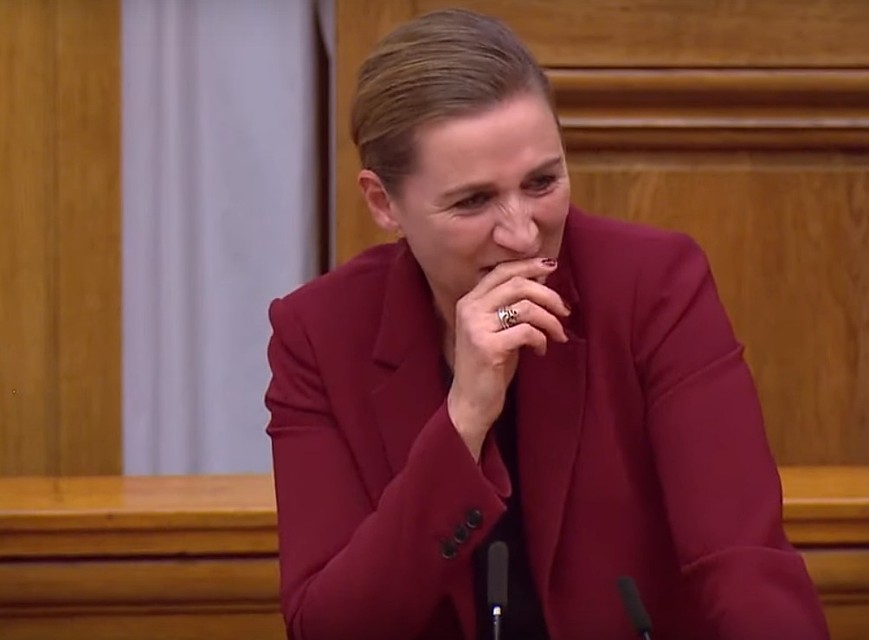 Политик не смогла сдержать смех, читая доклад