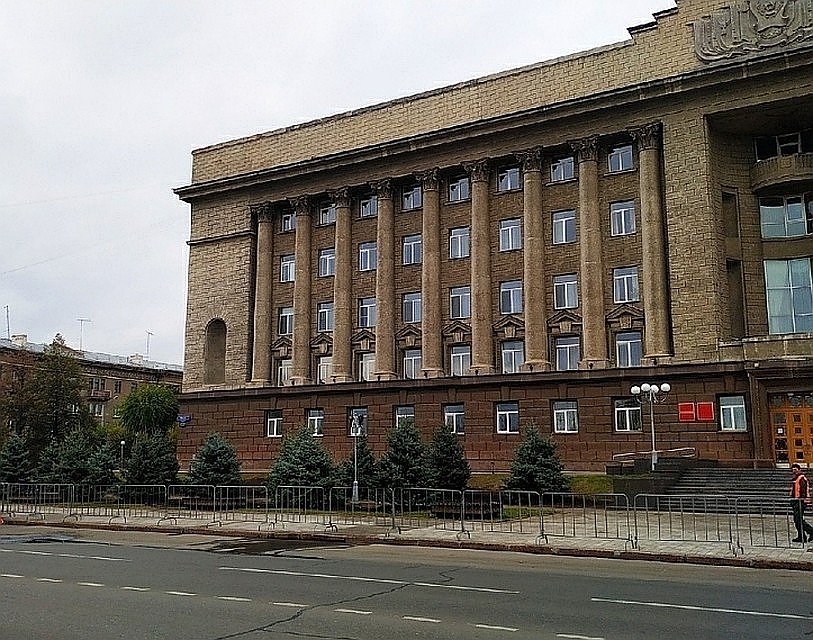 В администрации города поясняли: старые деревья конечно жалко, но они были больными