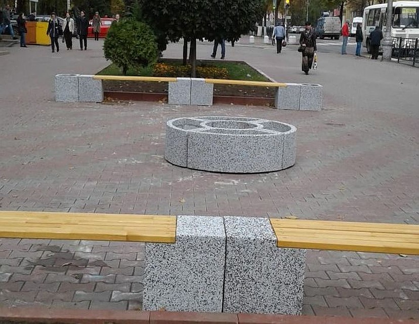 В общей сложности на главной улице города появится 54 новых скамейки