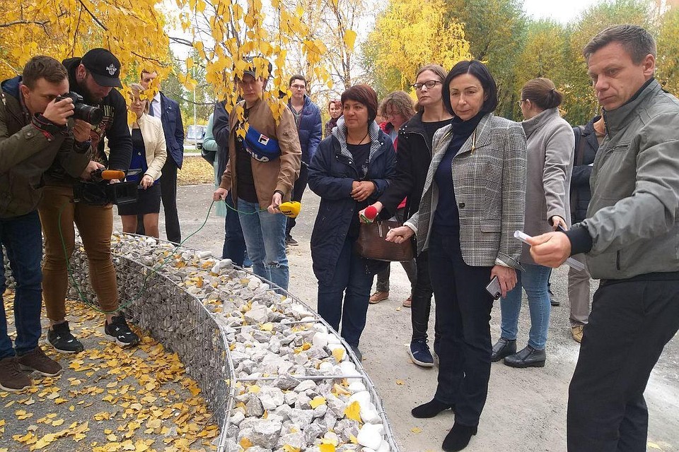 Временно исполняющая обязанности мэра Наталья Котова инспектирует новое городское общественное пространство
