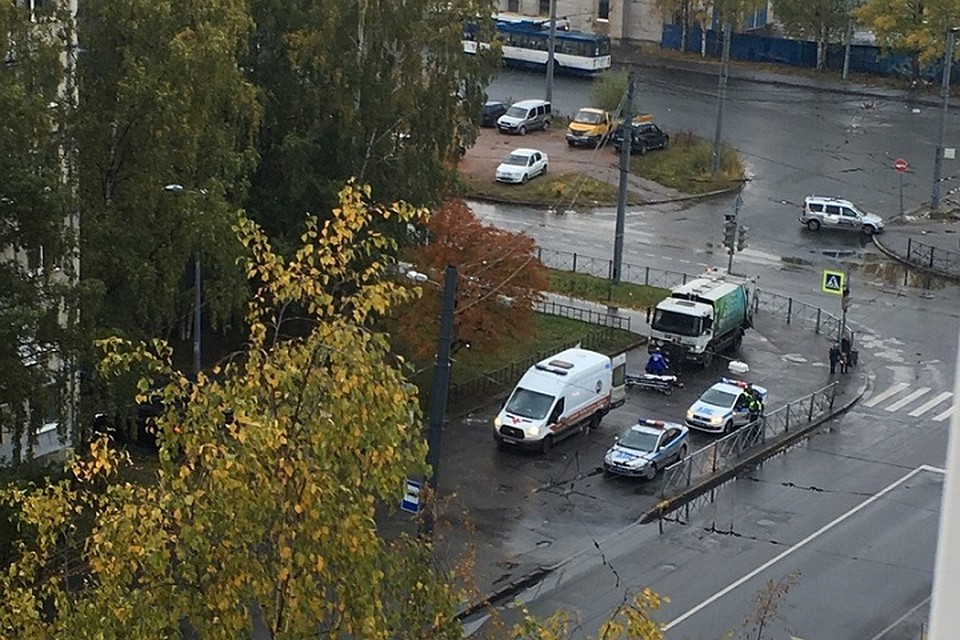 Мусоровоз сбил пенсионера на тротуаре на углу Придорожной аллеи и Есенина