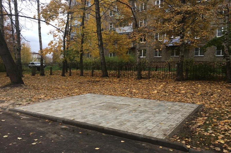 На территориях школьных дворов уже есть площадки и фундаменты