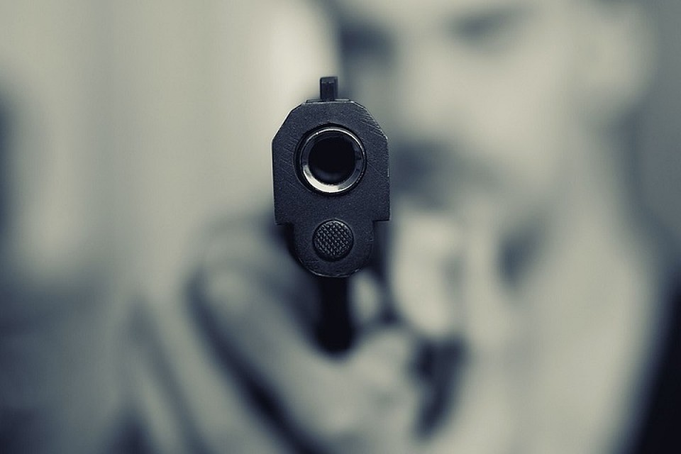 На пассажирские автобусы напали на остановке «45 квартал» прямо в час пик, в 19:00.