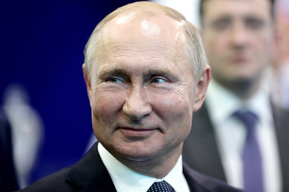 Президент РФ Владимир Путин во время осмотра выставки "Современный спорт. Инновации и перспективы" в рамках спортивного форума "Россия - спортивная держава". Фото Владимир Смирнов/ТАСС