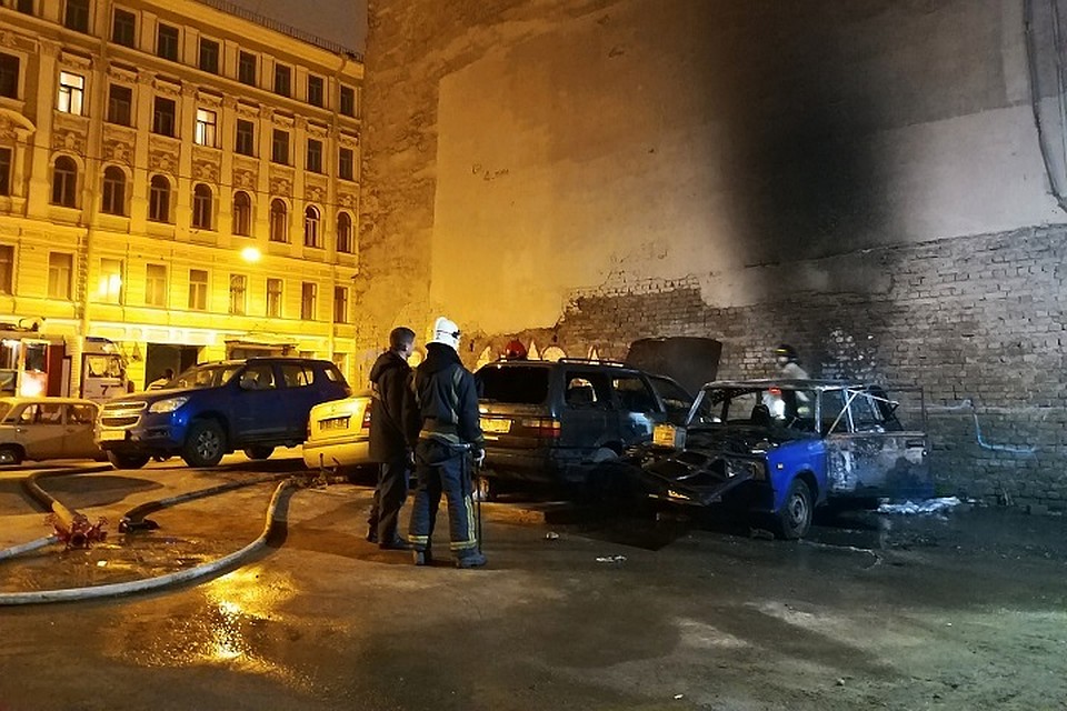 От горевших на Херсонской двух машин, мало что осталось. Фото: vk.com/spb_today