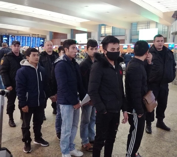 Белгородские судебные приставы отправили на Родину шестерых граждан Вьетнама. Фото пресс-службы УФССП России по Белгородской области.