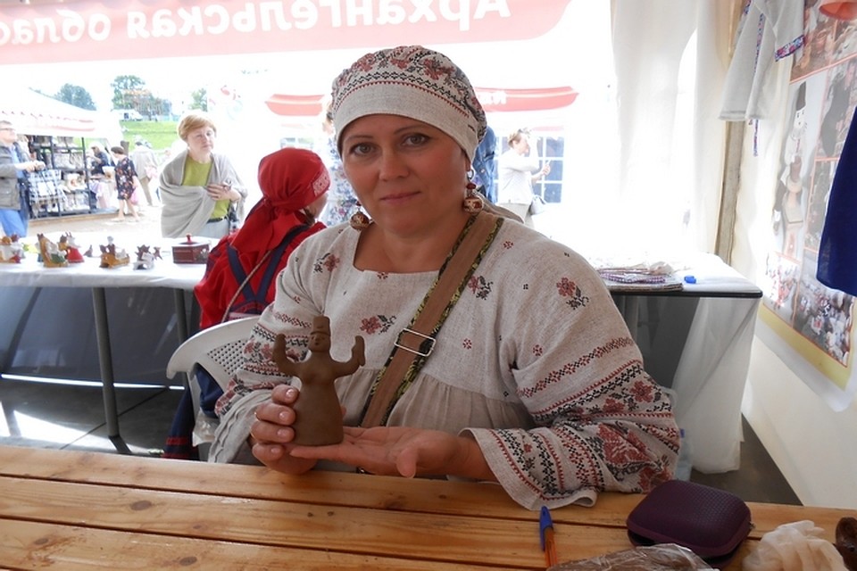 Мастер глиняной игрушки Надежда Минькова.