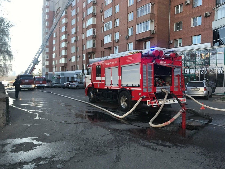 На Перенсона в Красноярске загорелась высотка: спасены два человека Фото: ГУ МЧС по Красноярскому краю
