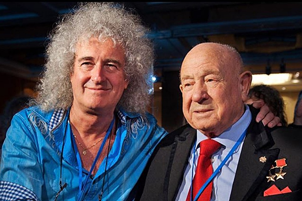 Гитарист легендарной группы Queen Брайан Мэй и космонавт Алексей Леонов.
