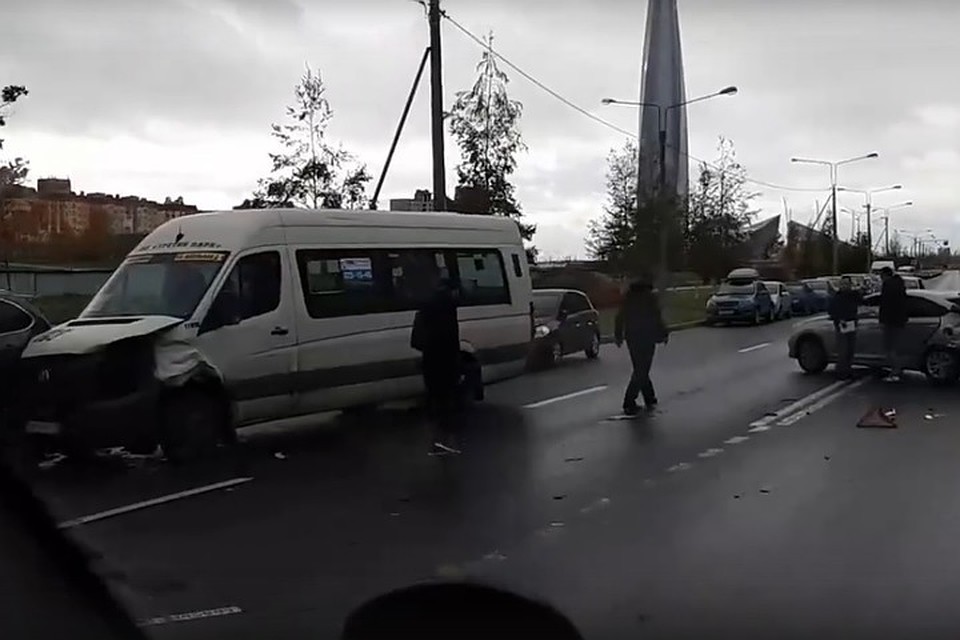 В аварии на Мебельной улице пострадали как минимум три автомобиля. Фото: ДТП и ЧП | Санкт-Петербург | Питер Онлайн | СПб