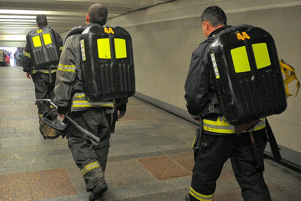 Из-за задымления в подсобке эвакуировали пассажиров метро