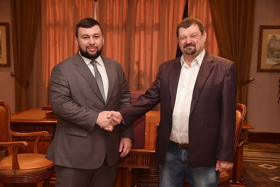 Денис Владимирович отметил, что достижения Леонида Федоровича вызывают огромное уважение и восхищение среди земляков. Фото: denis-pushilin.ru