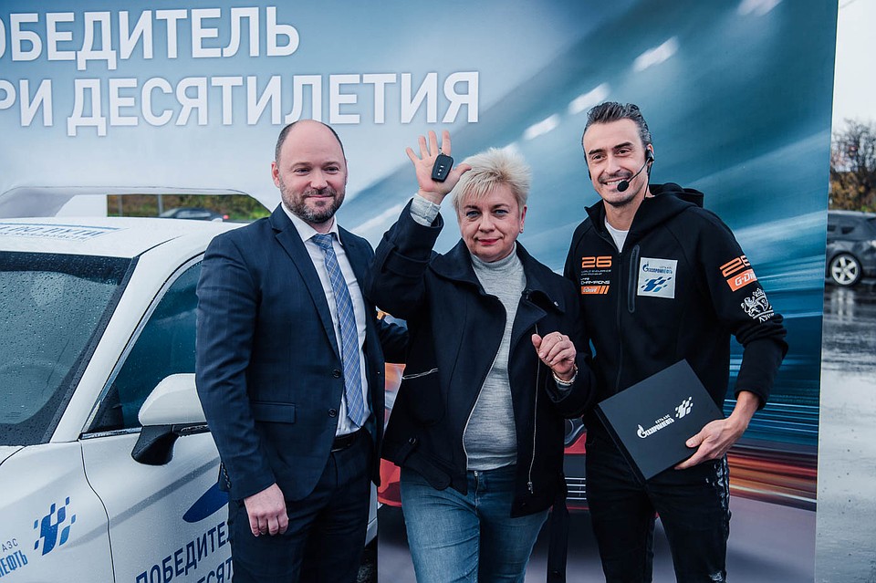 Ключи от автомобиля Елене Мусиновой вручили директор отделения сети АЗС «Газпромнефть» в Московской области Дмитрий Потылицын и пилот российской гоночной команды G-Drive Racing Роман Русинов.