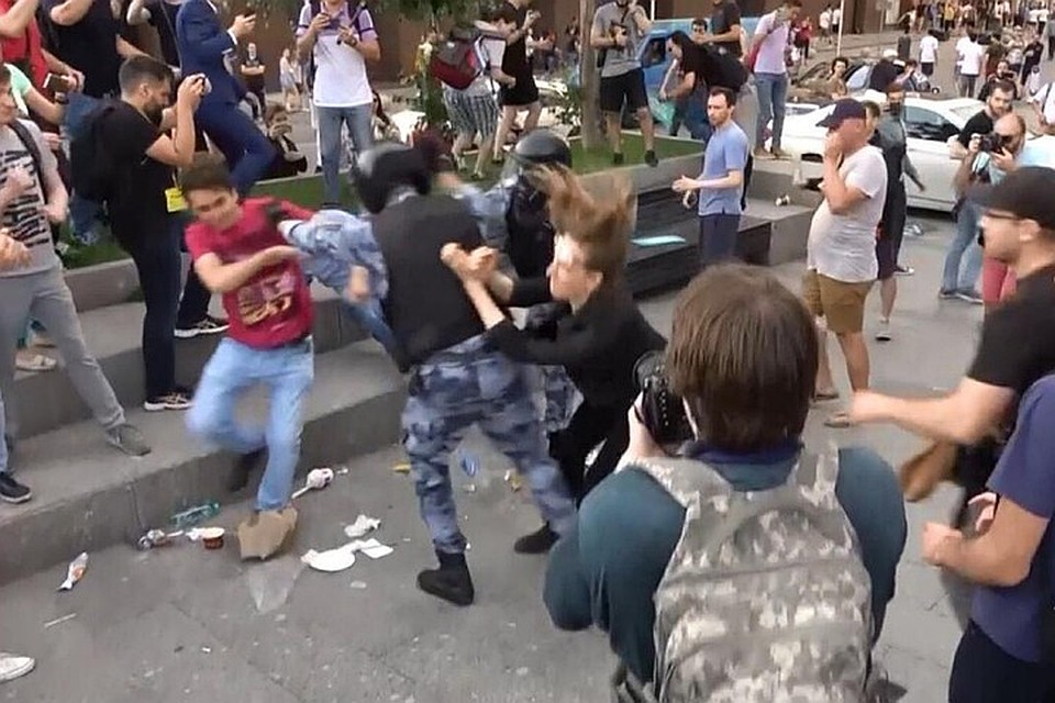Противоправные действия указанных лиц подтверждаются показаниями свидетелей и видеозаписями с места событий. Фото: Пресс-служба СК РФ