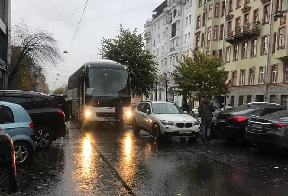 Автобус не смог протиснуться между незаконно припаркованным BMW. Фото: vk.com/spb_today