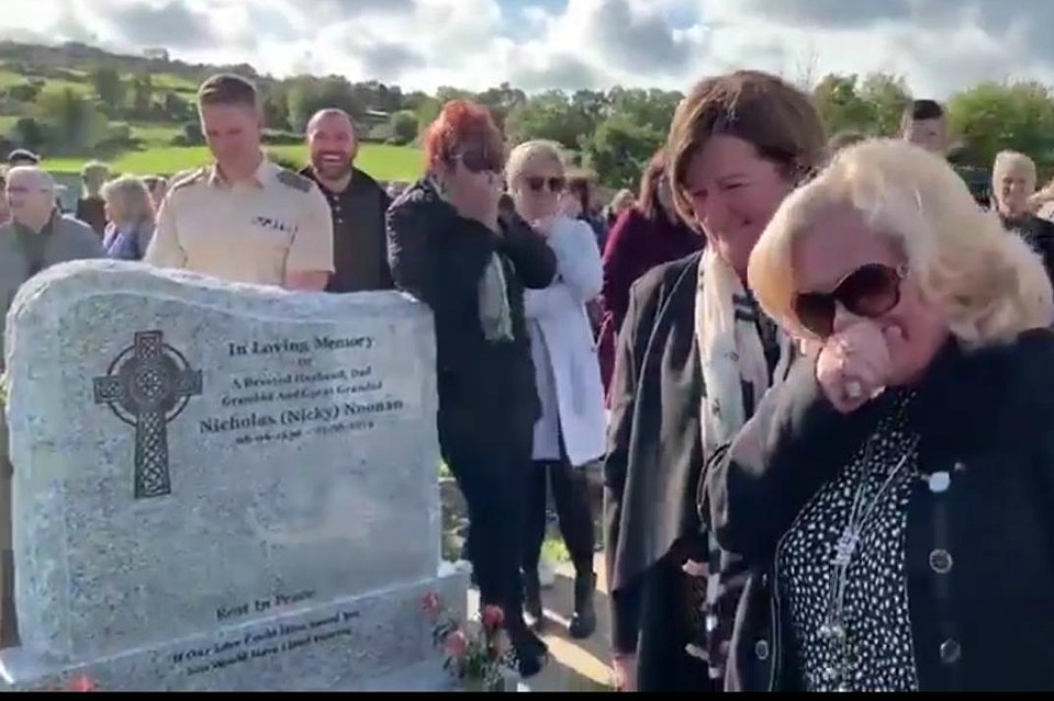 В Ирландии скорбящие расхохотались на похоронах, услышав голос из гроба